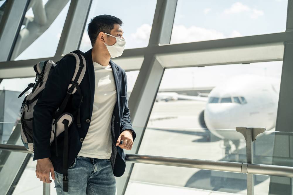 homem de mascara no aeroporto